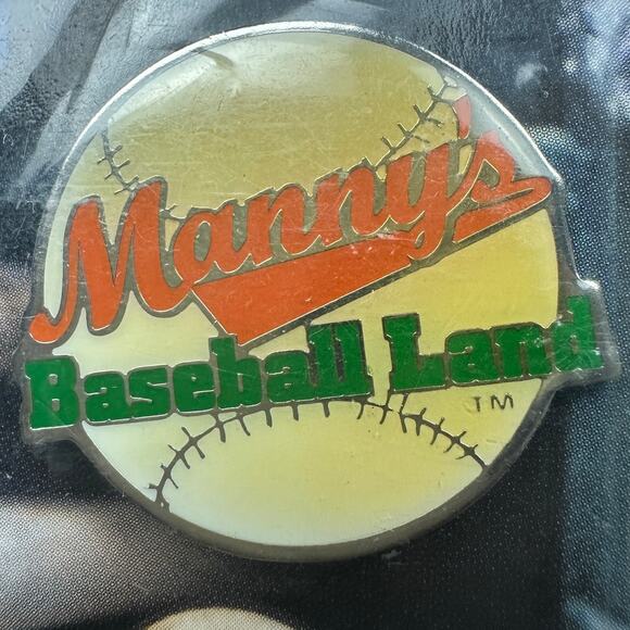Vintage Manny's Baseball Land New York 1998 Limited Edition Pin MLB Official NEW - Picture 1 of 3